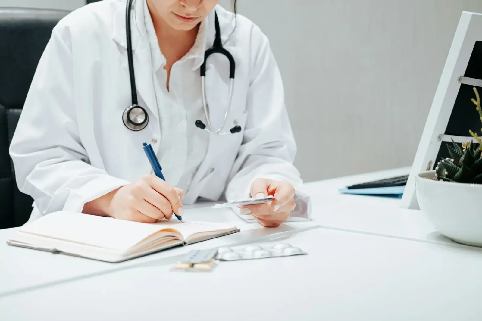 Médecin avec des médicaments