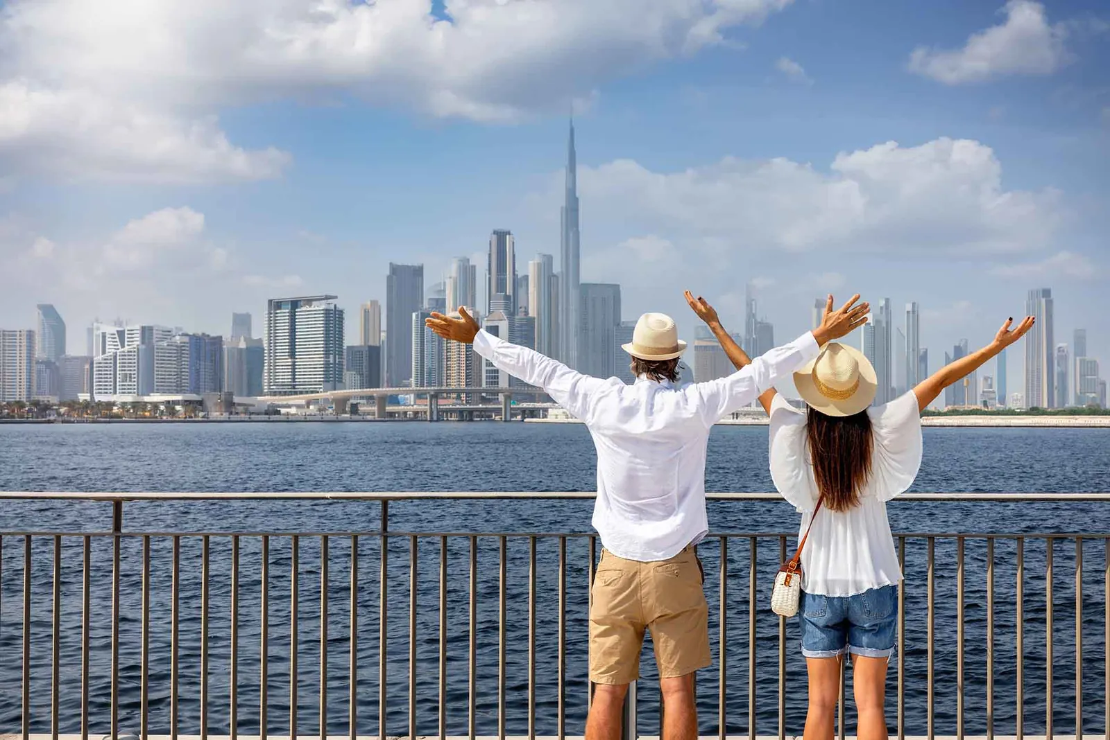 Un couple au Dubai Creek face aux gratte-ciel de Downtown Dubaï