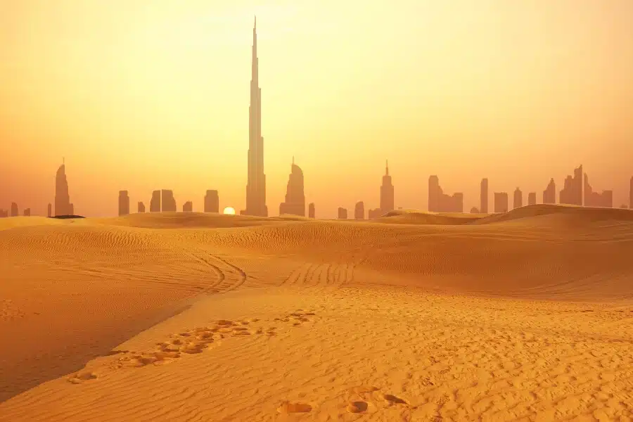 Chaleur estivale au-dessus de la skyline de Dubaï
